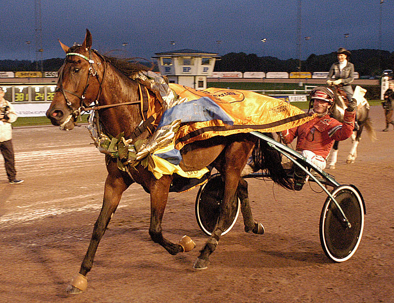 Calvin Capar och Hans-Owe Sundberg i segerdefilering som Sprintermästare. Foto; ALN